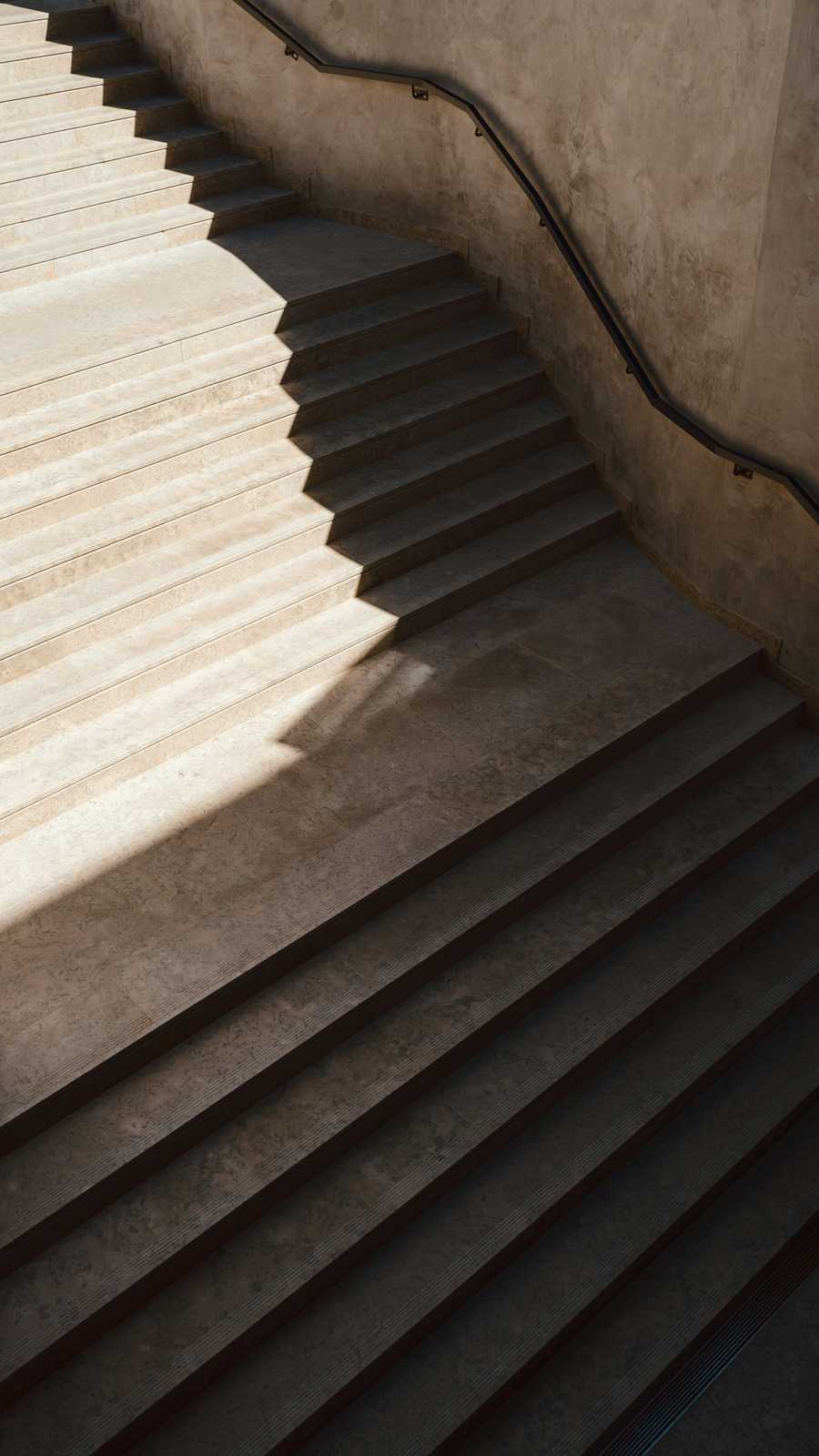 Treppe aus Naturstein im Licht- und Schattenspiel
