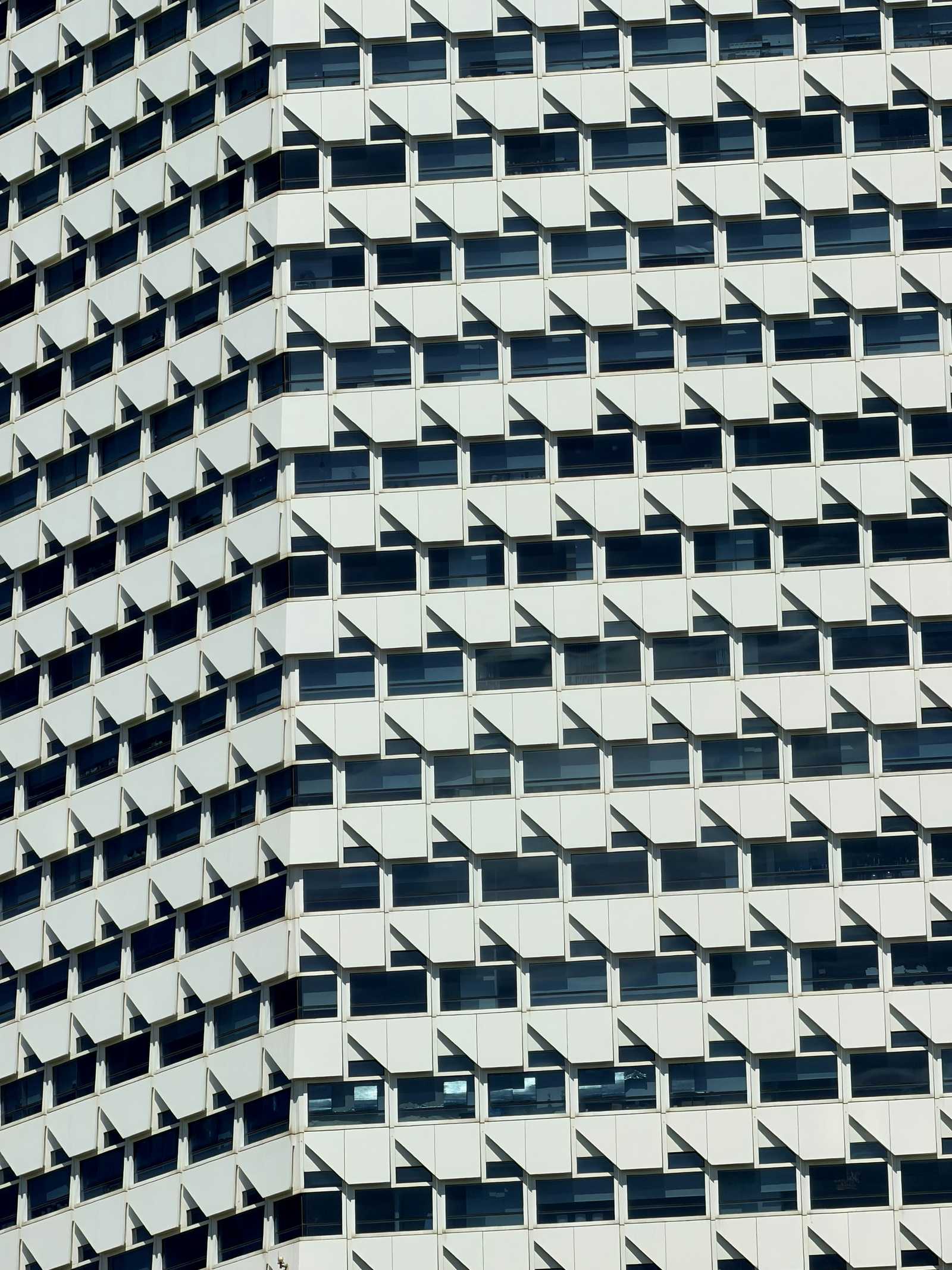 Fassade mit gleichmäßig versetzten Fensterreihen