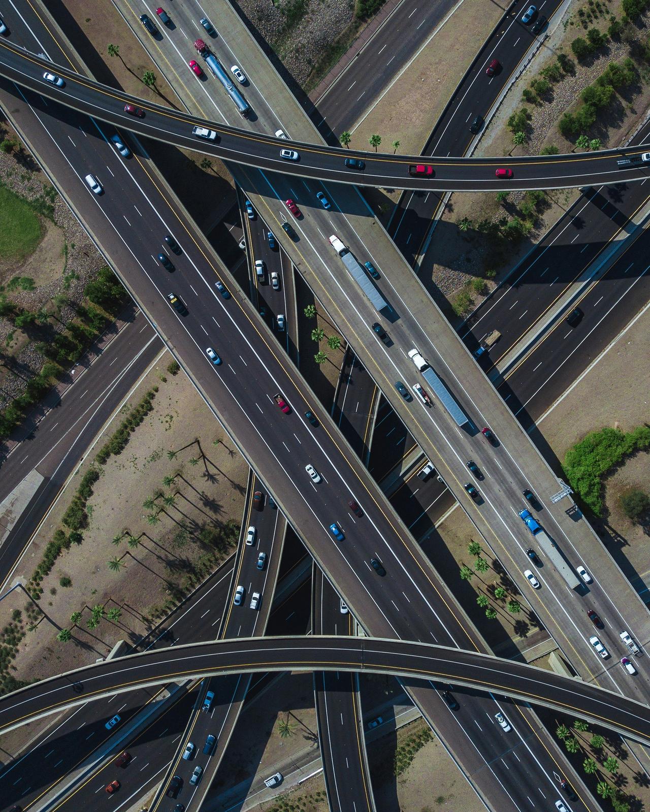 Verzweigte Verkehrswege als Symbol für komplexe Systemlandschaften