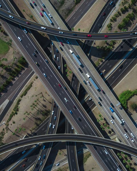 Verzweigte Verkehrswege als Symbol für komplexe Systemlandschaften