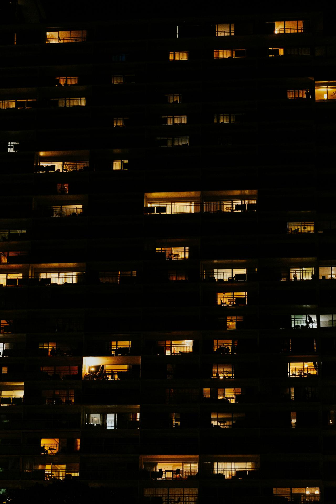 Gebäudeansicht mit Fensterfront und Licht