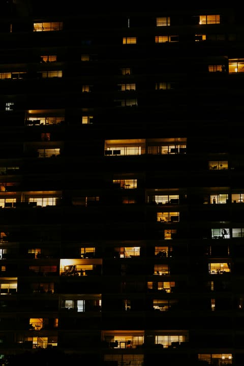 Gebäudeansicht mit Fensterfront und Licht