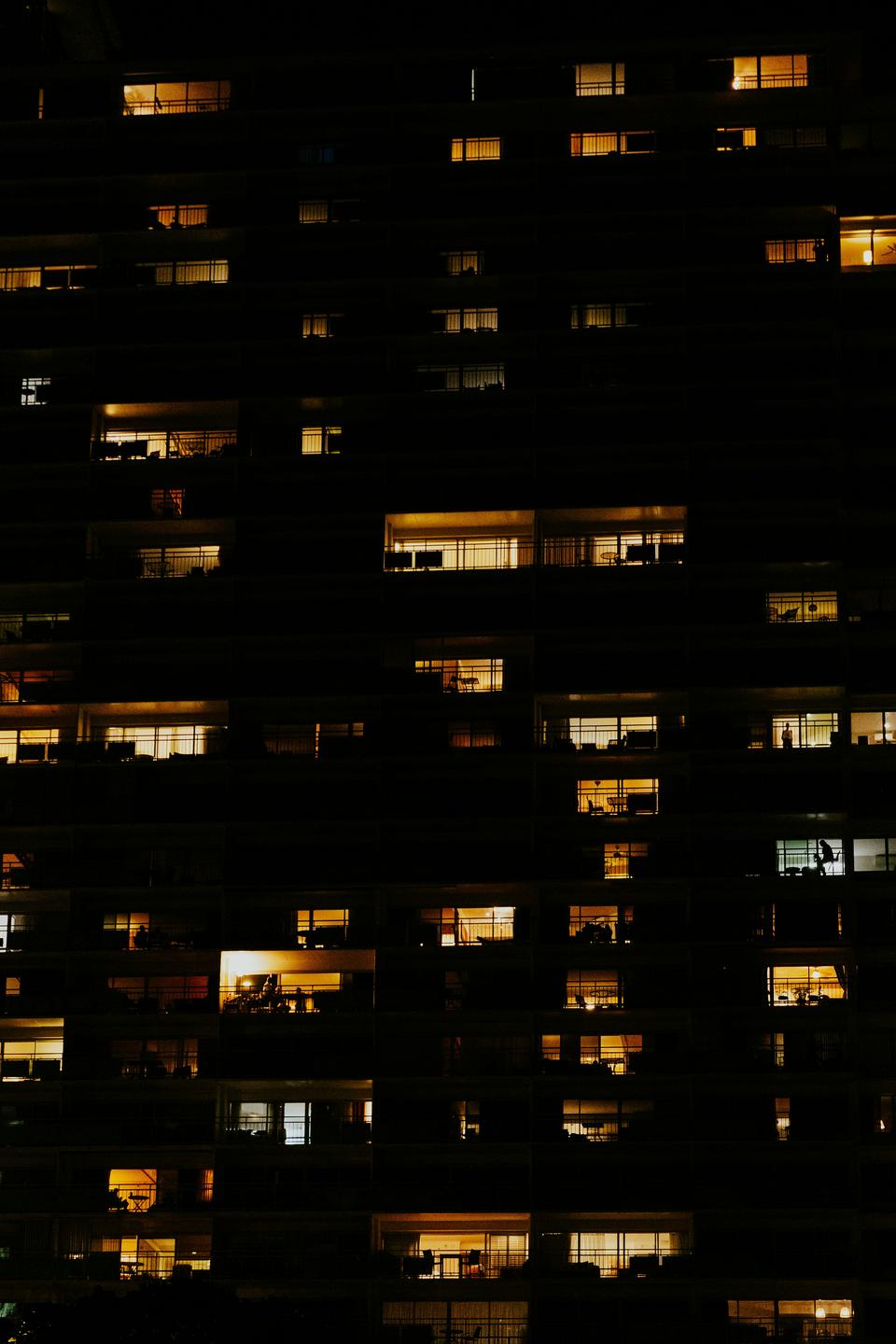 Gebäudeansicht mit Fensterfront und Licht