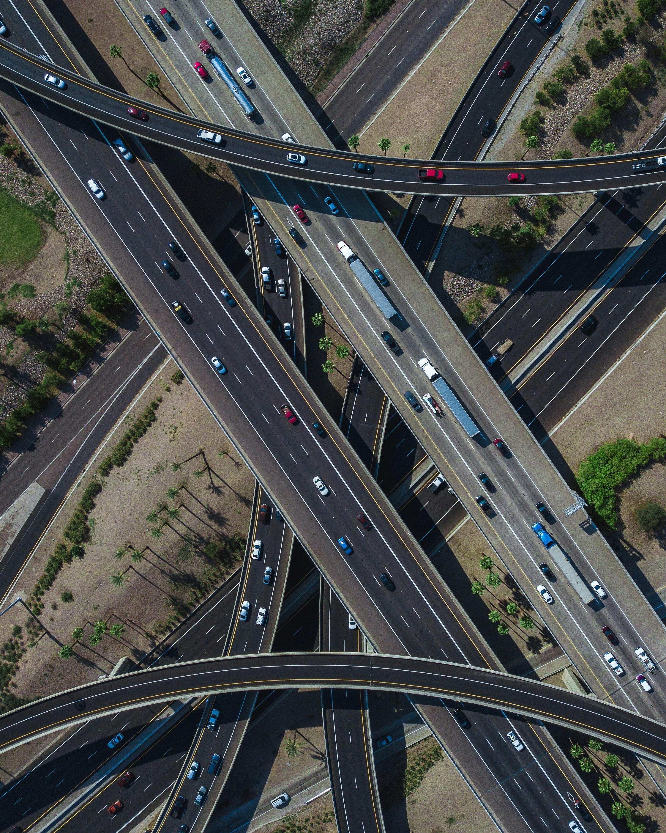 Verzweigte Verkehrswege als Symbol für komplexe Systemlandschaften